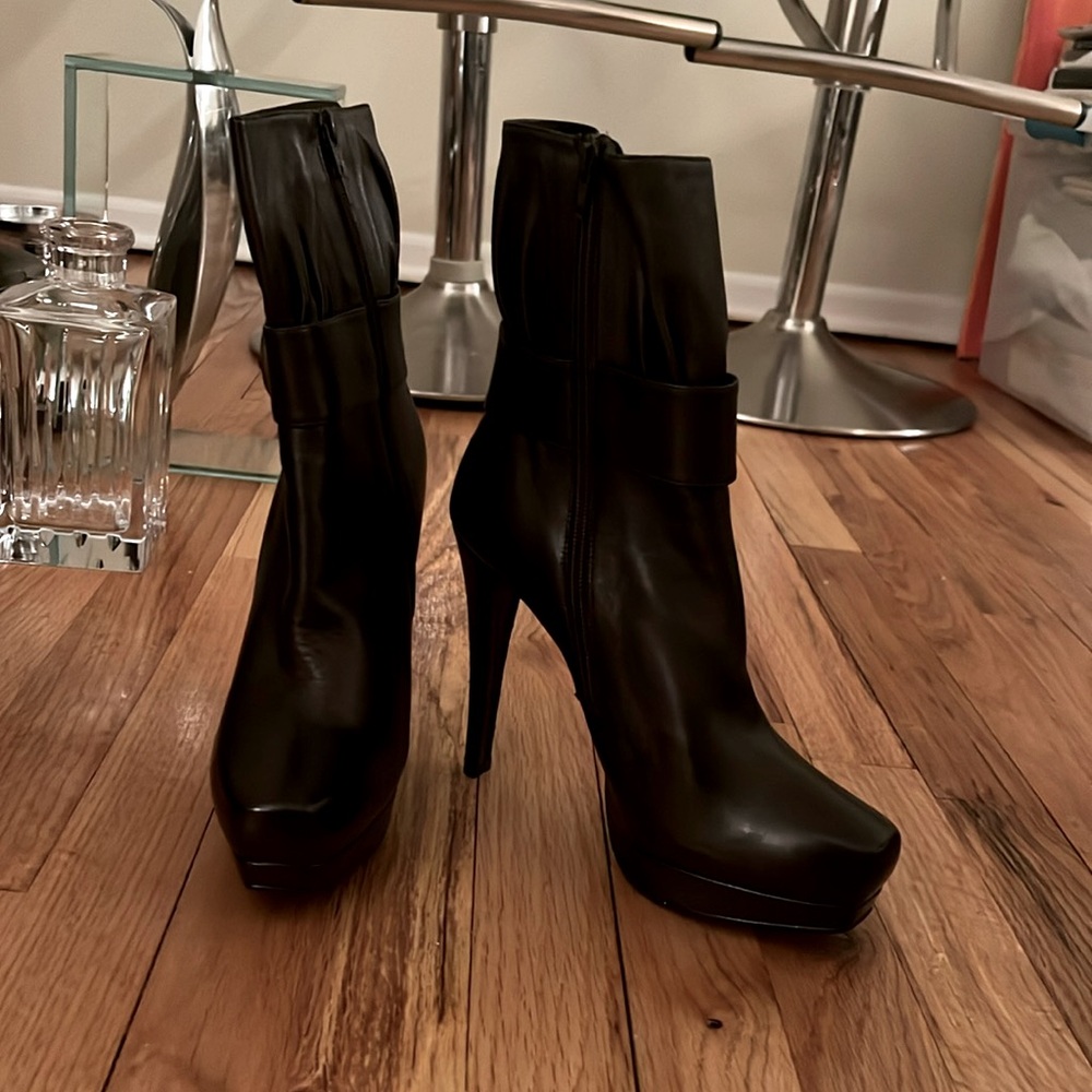 Stuart Weitzman boots in Olive green